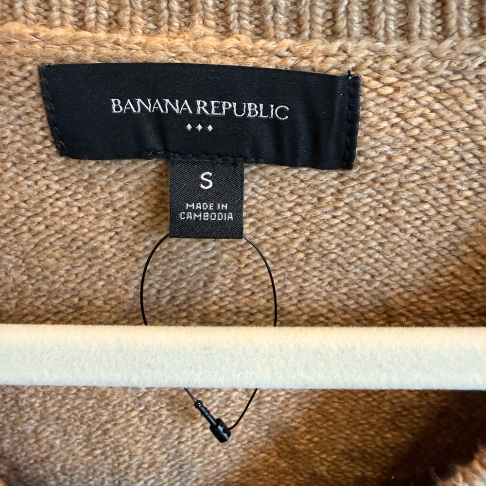 Banana Republic Camel V-Neck Sweater - Picture 3 of 4